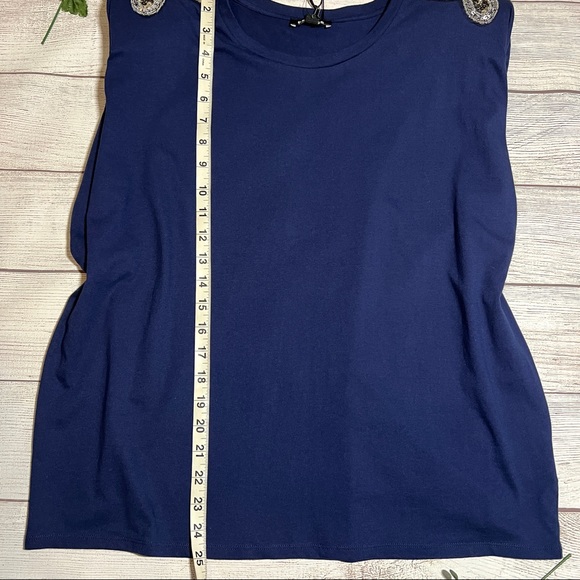 EXPRESS Embellished Padded Shoulder Crew Neck Tee - Picture 13 of 16